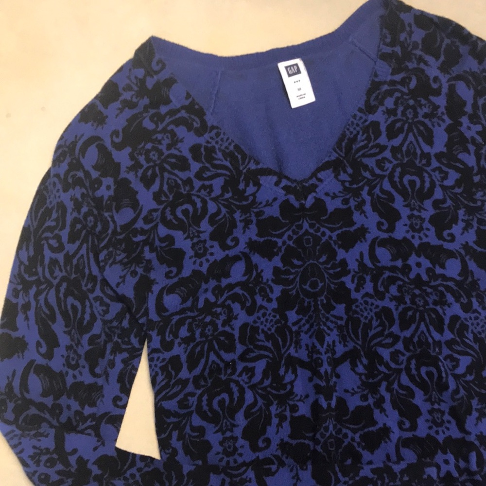 GAP Long Sleeve Pattern V-Neck